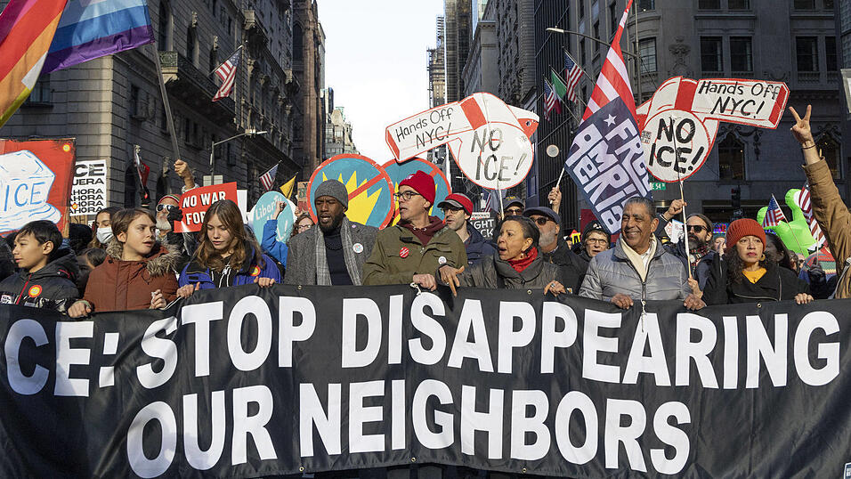 &bdquo;H&ouml;rt auf, unsere Nachbarn verschwinden zu lassen&ldquo;: Demonstranten protestieren in den USA (hier am 11. Januar in New York City) gegen die Brutalit&auml;t der US-Immigrationsbeh&ouml;rde ICE.