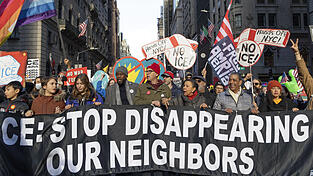 &bdquo;H&ouml;rt auf, unsere Nachbarn verschwinden zu lassen&ldquo;: Demonstranten protestieren in den USA (hier am 11. Januar in New York City) gegen die Brutalit&auml;t der US-Immigrationsbeh&ouml;rde ICE.