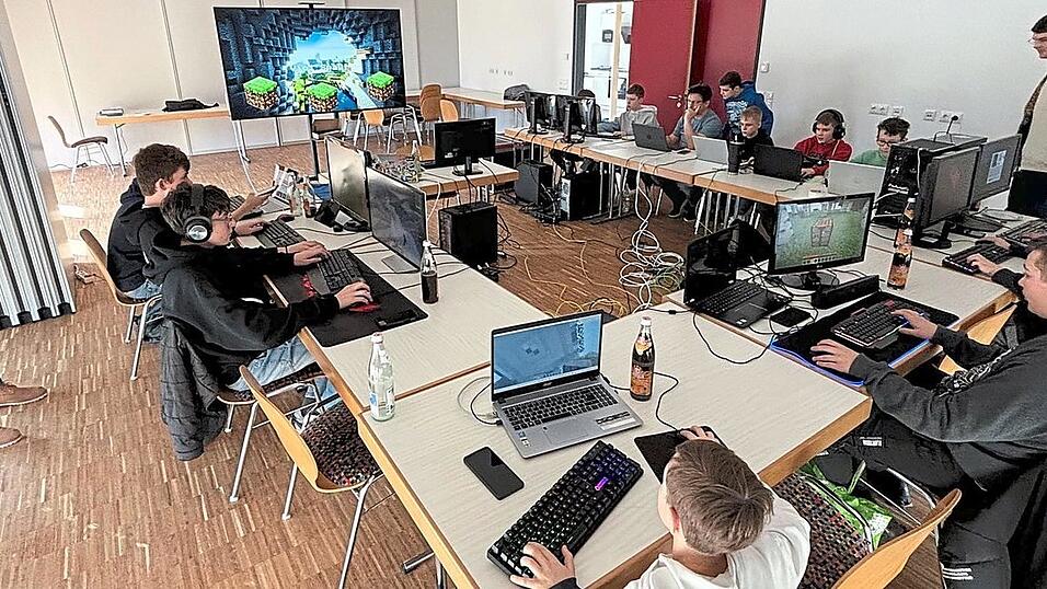 Zw&ouml;lf Jugendliche waren begeistert. Sie bauten nicht nur virtuell am Computer eine Kirche, sondern gestalteten auch die Ausstattung und feierten am Ende eine Andacht.