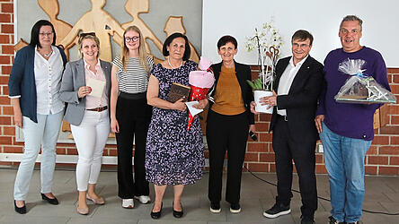 Ingrid Schultes (4.v.l.), Leiterin der Straubinger Werkstätten St. Josef, wurde in die Freistellungsphase der Altersteilzeit verabschiedet (v.l.): Marieluise Kampf (Begleitender Dienst), Melanie Eibl (Geschäftsführerin der KJF Werkstätten gGmbH), Anna Vetterl (Begleitender Dienst), Evi Feldmeier (Geschäftsführerin der KJF Werkstätten gGmbH), Michael Eibl (Direktor der KJF) und Stefan Räbiger von der Mitarbeitervertretung.