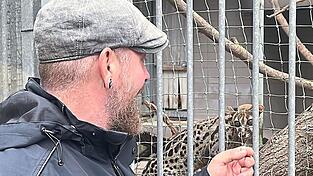 Peponi überwindet seine Ängste und traut sich ans Gitter. Peponi überwindet seine Ängste und traut sich ans Gitter.