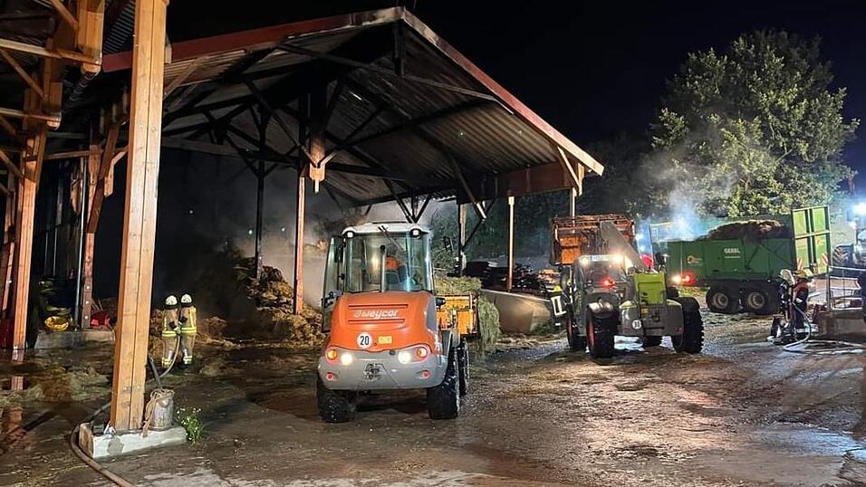 Die zahlreichen angerückten Feuerwehren waren die ganze Nacht hindurch mit den Löscharbeiten beschäftigt. Die zahlreichen angerückten Feuerwehren waren die ganze Nacht hindurch mit den Löscharbeiten beschäftigt.
