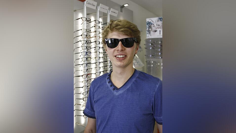 Daniel trägt eine Wayfarer-Brille. Kerstin Hollauer meint: 'Diese Brille passt jedem jungen Burschen.'