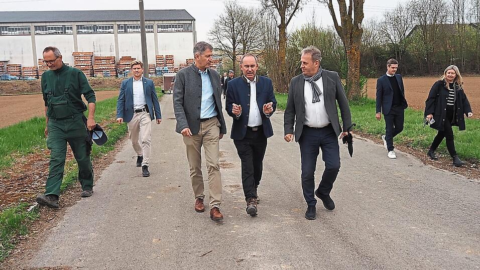 Beim Rundgang mit dem Wirtschaftsminister. Beim Rundgang mit dem Wirtschaftsminister.