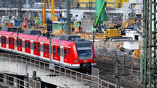 Wer am Wochenende in die Münchner Innenstadt will, muss an der Stammstrecke länger auf die nächste S-Bahn warten. (Archivbild)