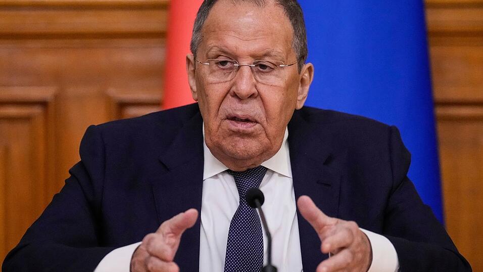 Lawrow sieht die Bedingungen für ein Spitzentreffen von Putin mit Selenskyj für nicht erfüllt an.