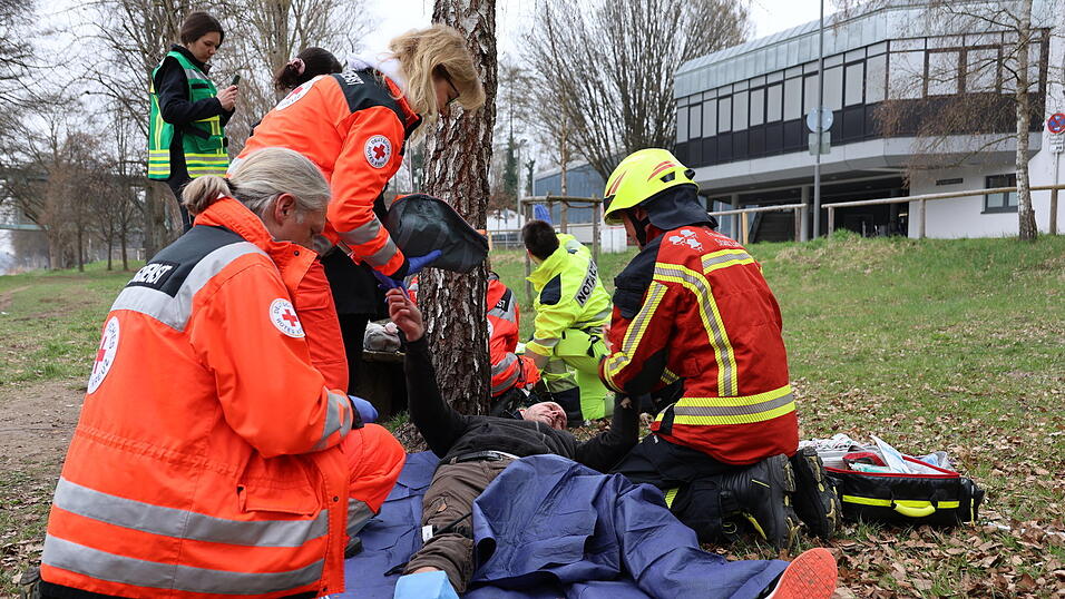 Die Einsatzkräfte mussten sich vor Ort gleich mehreren Herausforderungen stellen, von der Versorgung der Verletzten bis zum Ölaustritt und der Evakuierung der Eishalle. Die Einsatzkräfte mussten sich vor Ort gleich mehreren Herausforderungen stellen, von der Versorgung der Verletzten bis zum Ölaustritt und der Evakuierung der Eishalle.