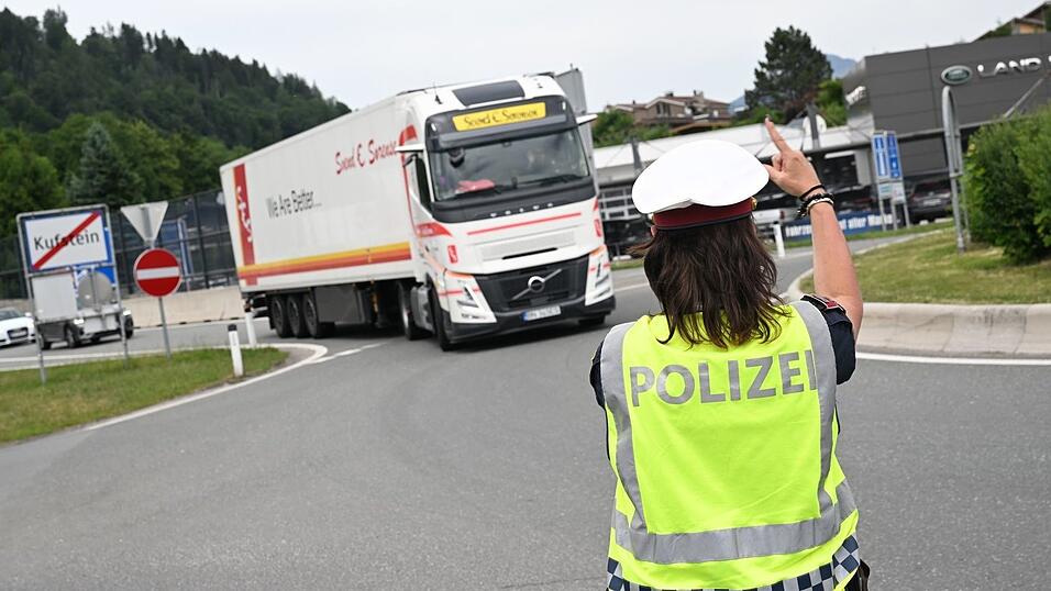 Lkw im Transitverkehr wurden bei Kufstein nach Deutschland zur&uuml;ckgeschickt.