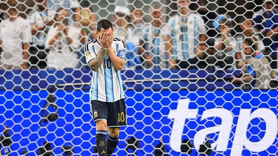 Lionel Messi kann es selbst kaum glauben: Er hat gegen &Ouml;sterreich einen Elfmeter verschossen.