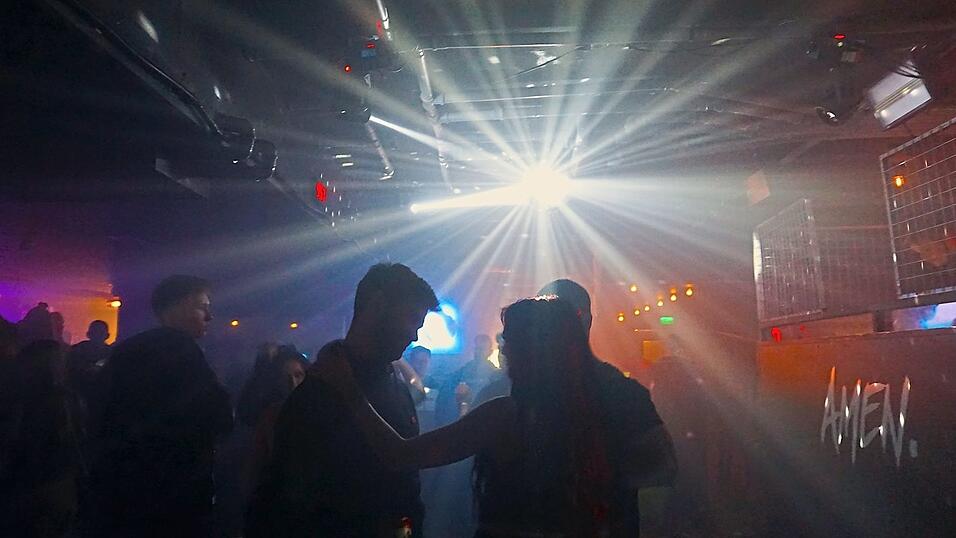 Mit Samstagabend verbinden junge Leute Party, Alkohol und Tanzen. Doch im Vergleich zu früher setzen viele eher auf Abende zuhause als auf wilde Nächte in Clubs oder Bars. Mit Samstagabend verbinden junge Leute Party, Alkohol und Tanzen. Doch im Vergleich zu früher setzen viele eher auf Abende zuhause als auf wilde Nächte in Clubs oder Bars.