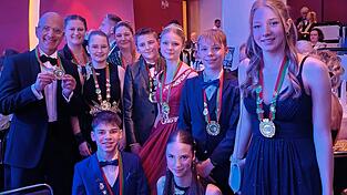 Schauspieler Christoph Maria Herbst (links) wurde in M&uuml;nchen von den Mainburgern mit dem Faschingsorden ausgezeichnet.