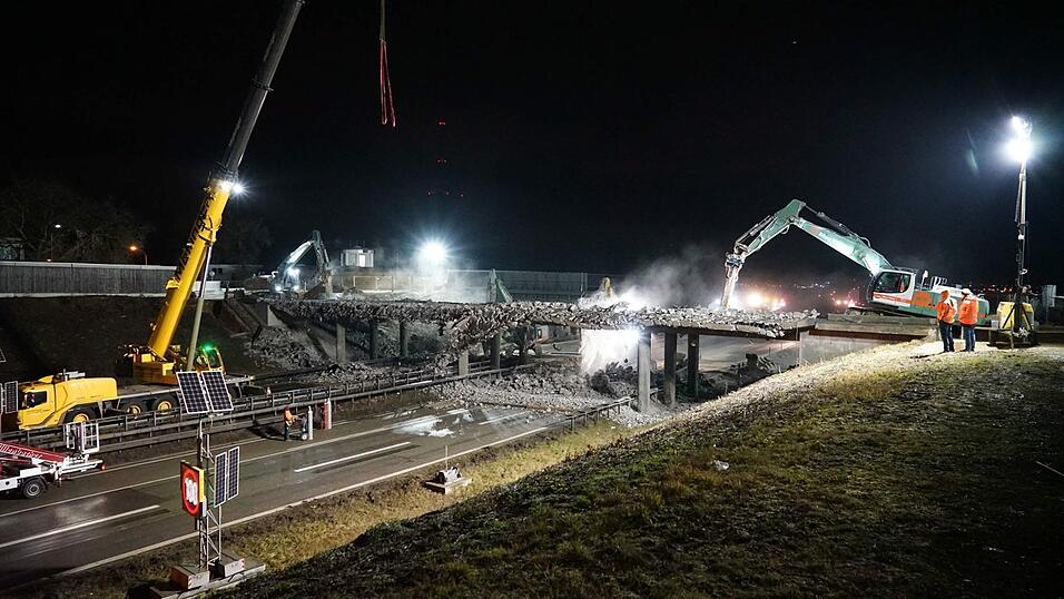 Gleich zwei Brücken mussten am Wochenende an der A3 im Landkreis Regensburg abgerissen werden. Gleich zwei Brücken mussten am Wochenende an der A3 im Landkreis Regensburg abgerissen werden.