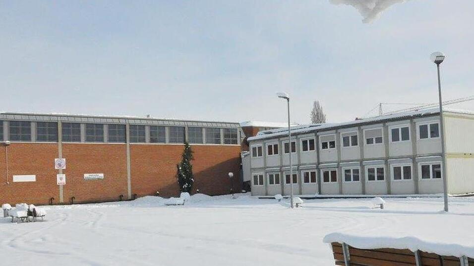 An dieser Stelle soll die dritte Container-Anlage am Turmair-Gymnasium errichtet werden. Rechts die alte Anlage aus dem Jahr 2008, sie wird abgebaut, sobald die neue steht.