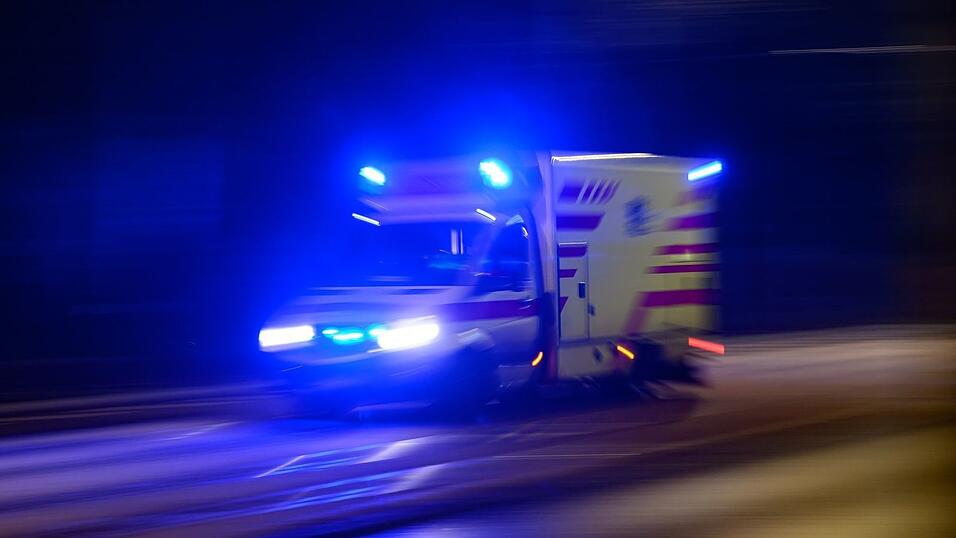 Der junge Mann wurde schwer verletzt in ein Krankenhaus gebracht. (Symbolbild)