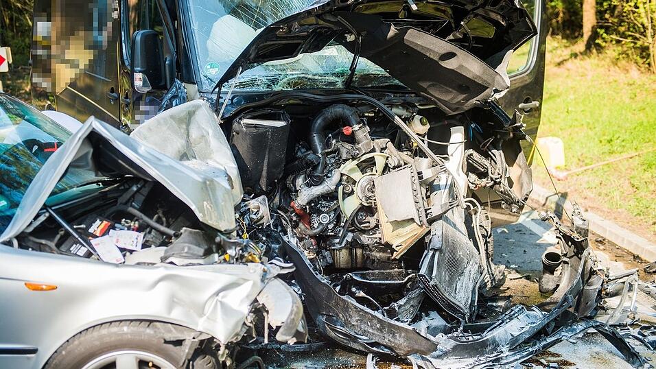 Die Fahrzeuge krachten wohl frontal ineinander.