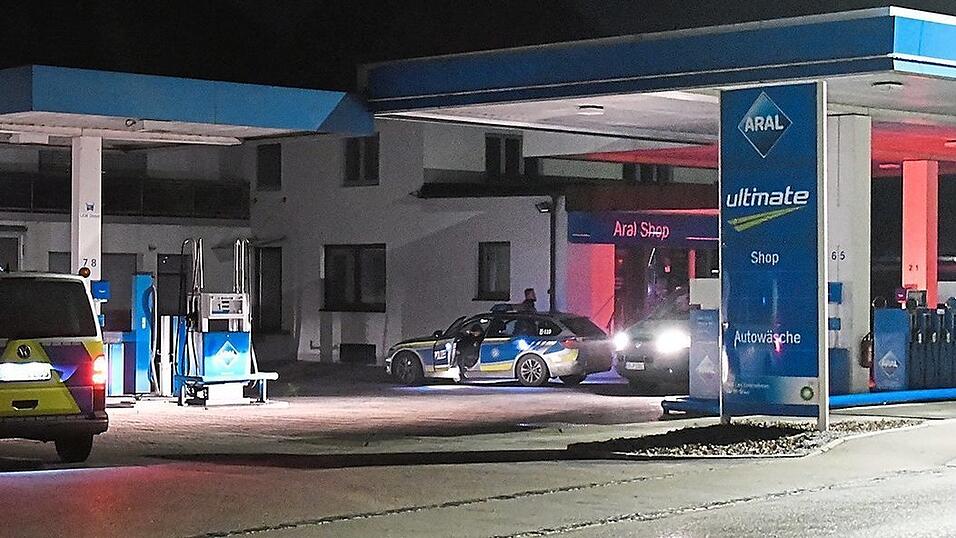 Mit einem Großaufgebot war die Polizei in der Nacht von Sonntag auf Montag in Velden im Einsatz. An der Spurensicherung und der Täterfahndung nach dem Überfall auf die Tankstelle in der Landshuter Straße waren neben den örtlichen Polizeikräften auch Kollegen aus dem benachbarten Polizeipräsidium Oberbayern-Nord beteiligt. Außerdem kam ein Polizeihubschrauber zum Einsatz sowie ein Diensthundeführer. Mit einem Großaufgebot war die Polizei in der Nacht von Sonntag auf Montag in Velden im Einsatz. An der Spurensicherung und der Täterfahndung nach dem Überfall auf die Tankstelle in der Landshuter Straße waren neben den örtlichen Polizeikräften auch Kollegen aus dem benachbarten Polizeipräsidium Oberbayern-Nord beteiligt. Außerdem kam ein Polizeihubschrauber zum Einsatz sowie ein Diensthundeführer.