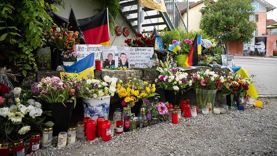 Viele Menschen legten am Tatort Blumen nieder.(Archivbild)