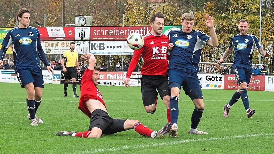 Die Wasserschlacht von Frankfurt bei der Fußball-WM 1974 bekam am Samstag im „Osser-Stadion“ eine Neuauflage. Diesmal aber hatten die Gastgeber (in Rot) nicht das bessere Ende für sich. Die Wasserschlacht von Frankfurt bei der Fußball-WM 1974 bekam am Samstag im „Osser-Stadion“ eine Neuauflage. Diesmal aber hatten die Gastgeber (in Rot) nicht das bessere Ende für sich.