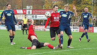 Die Wasserschlacht von Frankfurt bei der Fußball-WM 1974 bekam am Samstag im „Osser-Stadion“ eine Neuauflage. Diesmal aber hatten die Gastgeber (in Rot) nicht das bessere Ende für sich. Die Wasserschlacht von Frankfurt bei der Fußball-WM 1974 bekam am Samstag im „Osser-Stadion“ eine Neuauflage. Diesmal aber hatten die Gastgeber (in Rot) nicht das bessere Ende für sich.