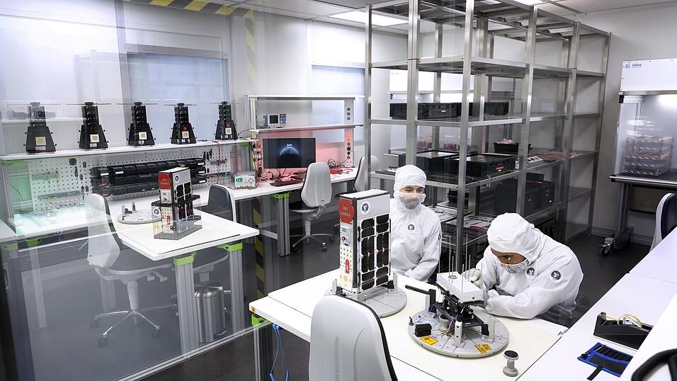 Die Mitarbeiter des Zentrums für Telematik arbeiten in Schutzanzügen. Die Mitarbeiter des Zentrums für Telematik arbeiten in Schutzanzügen.