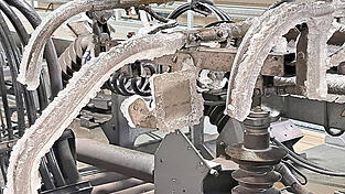 Bizarre „Frostkunst“ auf dem Zugdach: ein vereister Stromabnehmer, der trotz Fettschicht so stark von Eis bedeckt war, dass er zu schwer wurde und nicht mehr gehoben werden konnte. Das Fahrzeug musste in diesem Fall zum Auftauen in die Werkstatt. Bizarre „Frostkunst“ auf dem Zugdach: ein vereister Stromabnehmer, der trotz Fettschicht so stark von Eis bedeckt war, dass er zu schwer wurde und nicht mehr gehoben werden konnte. Das Fahrzeug musste in diesem Fall zum Auftauen in die Werkstatt.