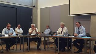 B 20-Konferenz im Gründerzentrum Straubing (v.l.): Robert Wufka, Leiter des Straßenbauamts Passau, der Straubinger MdB Alois Rainer und Verkehrsminister Andreas Scheuer. B 20-Konferenz im Gründerzentrum Straubing (v.l.): Robert Wufka, Leiter des Straßenbauamts Passau, der Straubinger MdB Alois Rainer und Verkehrsminister Andreas Scheuer.