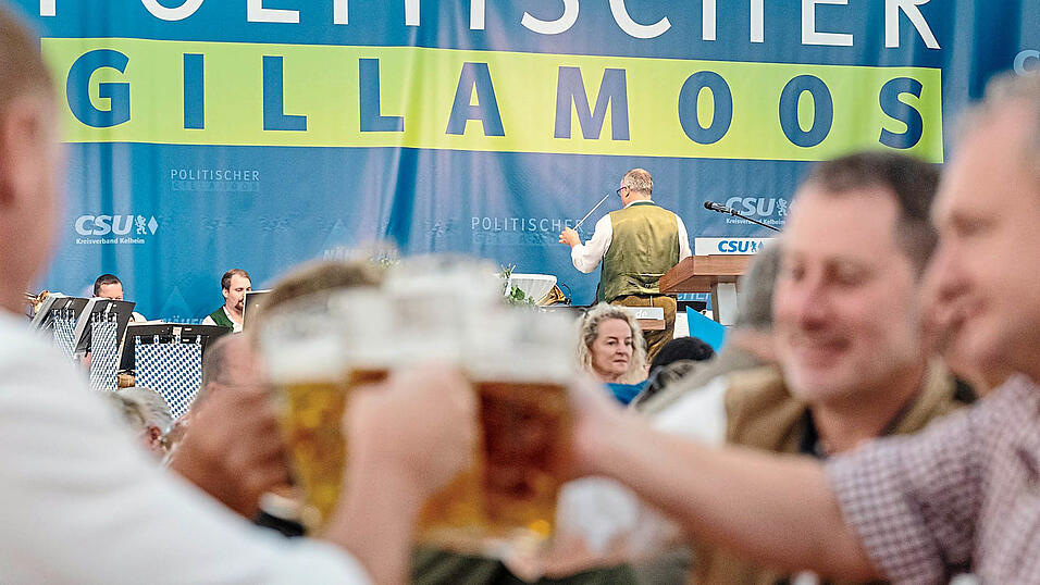 Bier, Brotzeit und deftige Politreden: Die Besucher des Politischen Frühschoppens auf dem Gillamoos schätzen alljährlich die indirekten Duelle hochrangiger Politiker in den Abensberger Bierzelten. Bier, Brotzeit und deftige Politreden: Die Besucher des Politischen Frühschoppens auf dem Gillamoos schätzen alljährlich die indirekten Duelle hochrangiger Politiker in den Abensberger Bierzelten.
