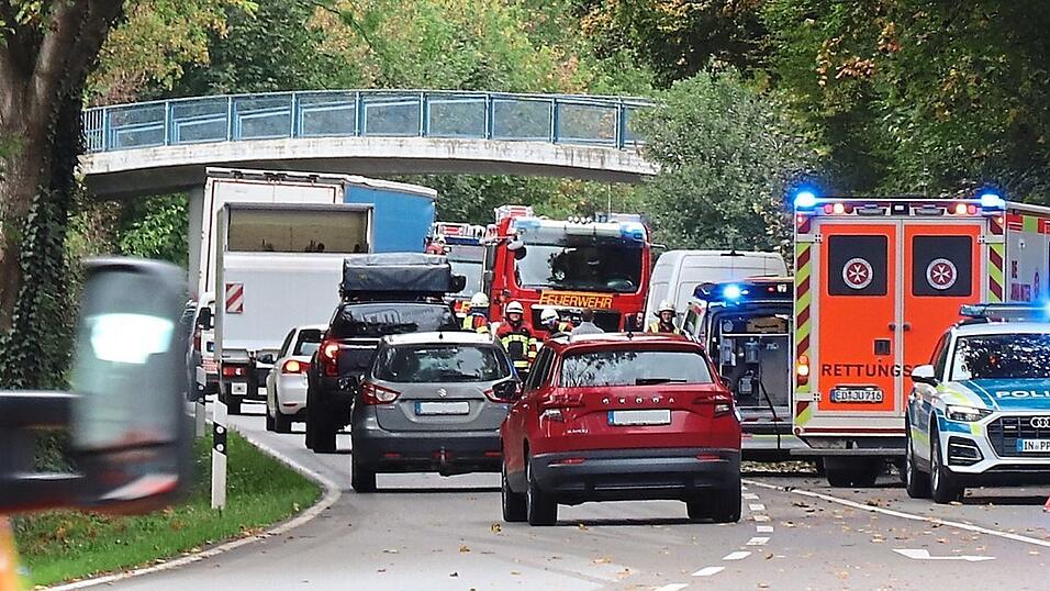 Wegen des Unfalls am Freitagvormittag war die St 2350 nur einseitig befahrbar. Der Fahrer des Mercedes musste schwer verletzt ins Krankenhaus gebracht werden. Wegen des Unfalls am Freitagvormittag war die St 2350 nur einseitig befahrbar. Der Fahrer des Mercedes musste schwer verletzt ins Krankenhaus gebracht werden.