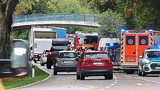 Wegen des Unfalls am Freitagvormittag war die St 2350 nur einseitig befahrbar. Der Fahrer des Mercedes musste schwer verletzt ins Krankenhaus gebracht werden.
