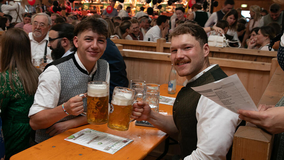Echte Blasmusikfans lie&szlig;en sich den Montagabend im Festzelt Weckmann nicht entgehen.
