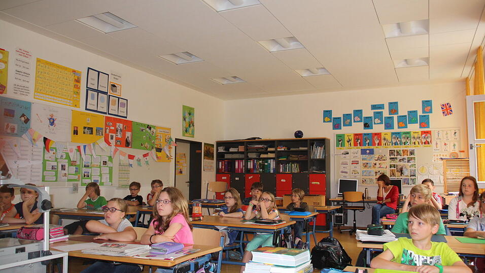 Jessica und Jonas versuchten sich als Pressefotografen und hielten die besondere Schulstunde in Bildern fest. Jessica und Jonas versuchten sich als Pressefotografen und hielten die besondere Schulstunde in Bildern fest.