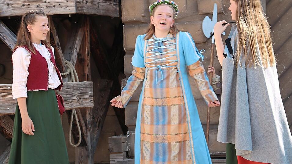 Die Prinzessin freundet sich mit den Hirtenkindern an. Die Prinzessin freundet sich mit den Hirtenkindern an.