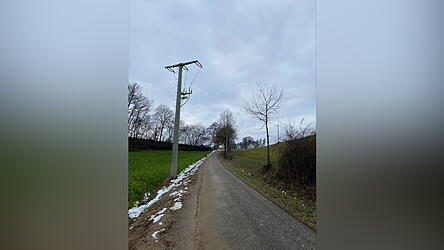 Die Straße bei Schmidhof bräuchte Tennet. Die Gemeinde Hohenthann will sie nicht hergeben.