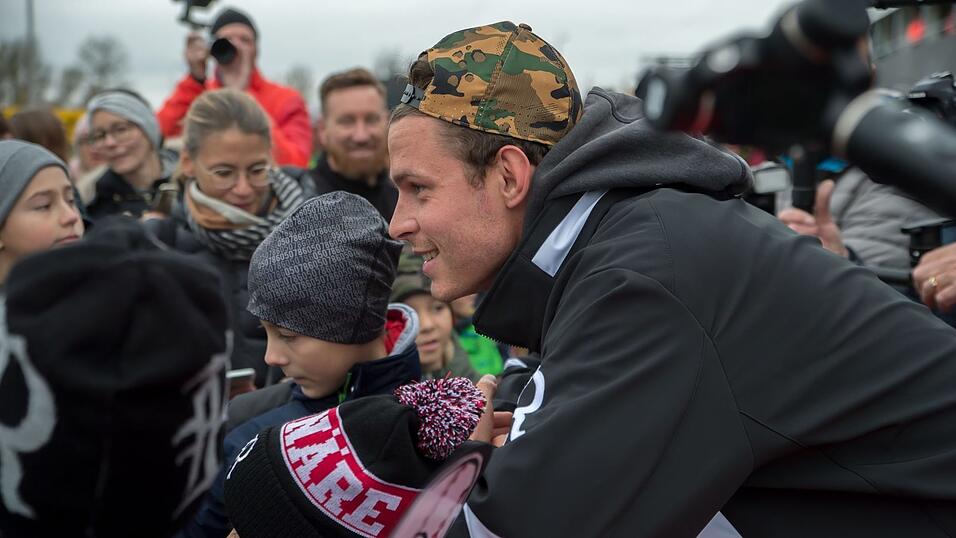 Baseball-Superstar Max Kepler war am Samstag zu Gast in Regensburg. Baseball-Superstar Max Kepler war am Samstag zu Gast in Regensburg.