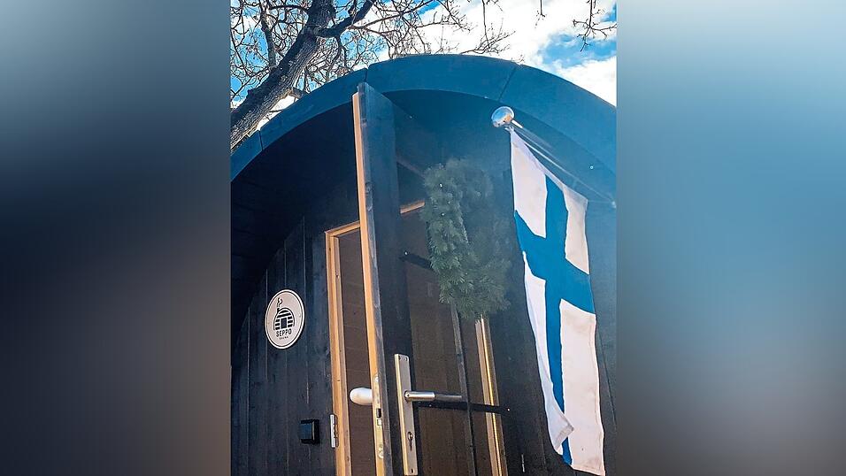 Die Finnland Flagge hängt an der Sauna.