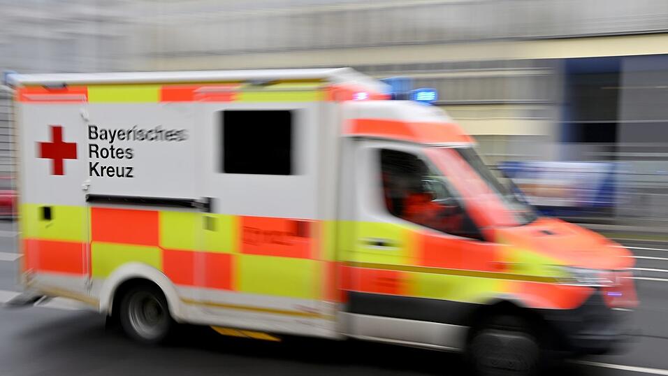 Der 80-Jährige wurde ins Krankenhaus gebracht. (Symbolbild) Der 80-Jährige wurde ins Krankenhaus gebracht. (Symbolbild)