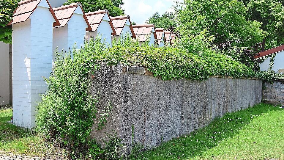 Diese Seite der Mauer soll abgetragen und Platz f&uuml;r neue Urnengr&auml;ber geschaffen werden.