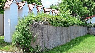 Diese Seite der Mauer soll abgetragen und Platz für neue Urnengräber geschaffen werden. Diese Seite der Mauer soll abgetragen und Platz für neue Urnengräber geschaffen werden.