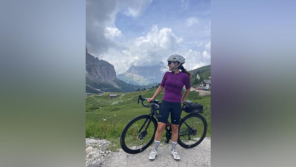 Lisa Brunnbauer mit dem Fahrrad hoch in den Bergen.