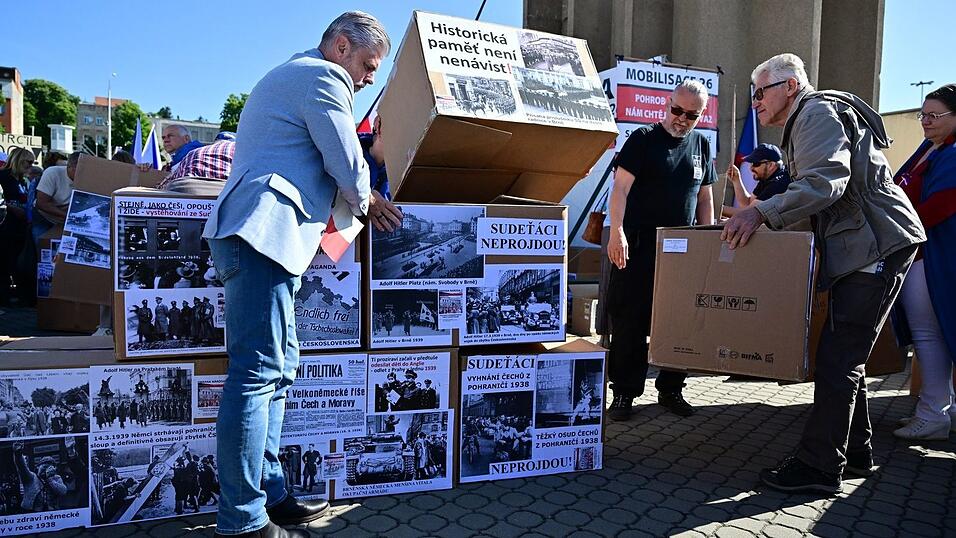 Gegendemonstranten bauen am Messegel&auml;nde in Br&uuml;nn (Brno) eine symbolische Barrikade.