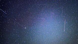 Die Zahl der Satelliten in der Erdumlaufbahn ist in den vergangenen fünfzehn Jahren explosionsartig gewachsen. Das auf Satellitenkommunikation per Laserstrahl spezialisierte High Tech-Startup Mynaric jedoch geriet wegen verspäteten Produktionsstarts in die Krise (Foto: Illustration)