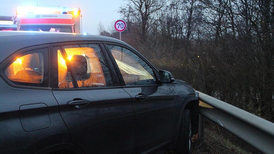 Das Auto krachte in die Leitplanke. Das Auto krachte in die Leitplanke.