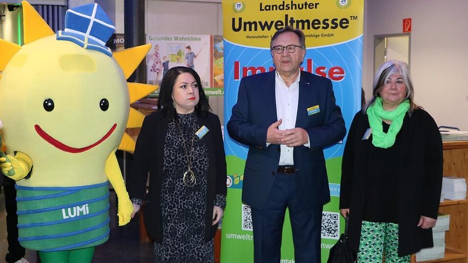 Das Maskottchen der Umweltmesse &bdquo;Lumi&ldquo; (von links), die gesch&auml;ftsf&uuml;hrende Gesellschafterin Stefanie M&ouml;ller, der Urheber und gesch&auml;ftsf&uuml;hrende Gesellschafter Rudolf Schnur und die Gesellschafterin Andrea Lapper hie&szlig;en den bayerischen Wirtschaftsminister und die Ehreng&auml;ste auf der Messe willkommen.
