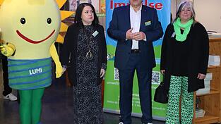 Das Maskottchen der Umweltmesse &bdquo;Lumi&ldquo; (von links), die gesch&auml;ftsf&uuml;hrende Gesellschafterin Stefanie M&ouml;ller, der Urheber und gesch&auml;ftsf&uuml;hrende Gesellschafter Rudolf Schnur und die Gesellschafterin Andrea Lapper hie&szlig;en den bayerischen Wirtschaftsminister und die Ehreng&auml;ste auf der Messe willkommen.