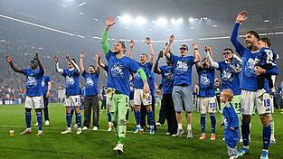 Die Mannschaft von Schalke 04 feierte den Aufstieg auf dem Platz.