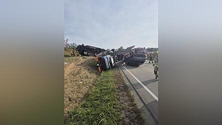 Zwei Autos kippten vom Transporter.