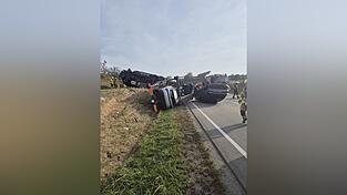 Zwei Autos kippten vom Transporter.