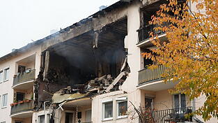 Durch die Wucht der Explosion wurde die Fassade stark besch&auml;digt.