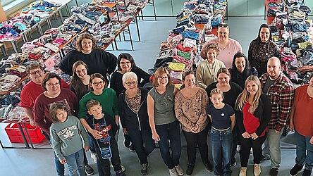 Viele H&auml;nde - schnelles Ende: Mit ihrem Team sorgt Alexandra Grell (vorne im roten Shirt) f&uuml;r den reibungslosen Ablauf des Basars.