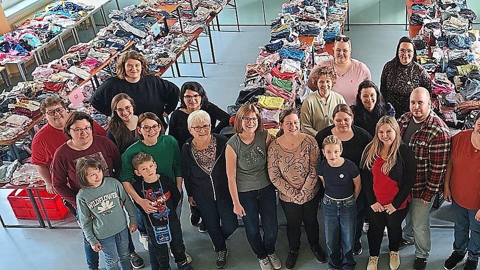 Viele H&auml;nde - schnelles Ende: Mit ihrem Team sorgt Alexandra Grell (vorne im roten Shirt) f&uuml;r den reibungslosen Ablauf des Basars.